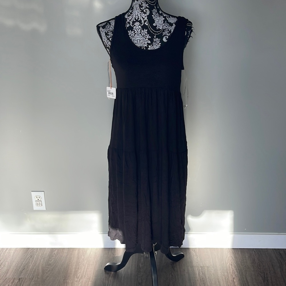 Lori Michaels
Two-Tier Midi Dress. New without tags. Small. BLACK